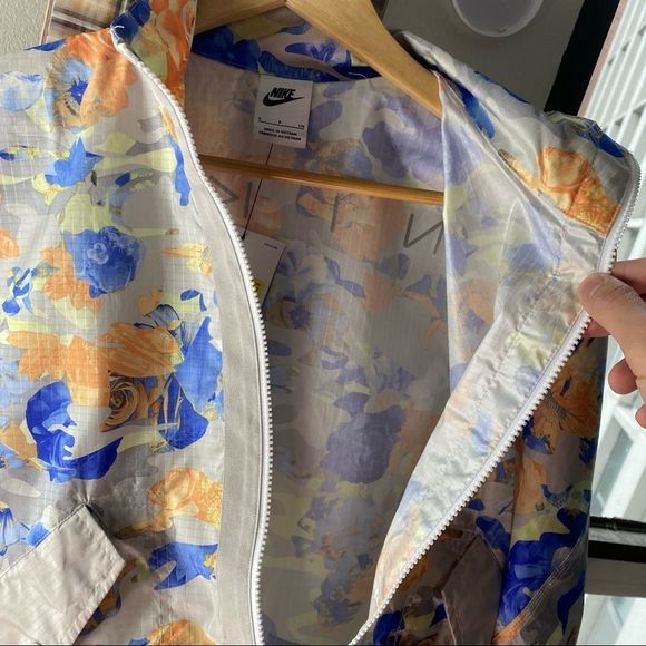 🆕 Nike Wmns Woven Jacket 'Light Bone' - Womens Small - Picture 5 of 8